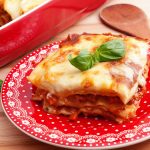 imagem com uma receita de lasanha deliciosa servida em um prato