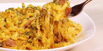 Macarrão de panela de pressão com calabresa