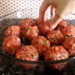 Almôndegas caseiras com um molhinho ainda mais sensacional e PRÁTICO