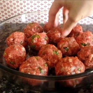 Almôndegas caseiras com um molhinho ainda mais sensacional e PRÁTICO