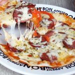 Pizza com massa de pastel que é a coisa mais perfeita que existe (ainda é fácil)