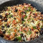 Essa farofa de cebola com bacon pronta em minutinhos fará parte do almoço de hoje
