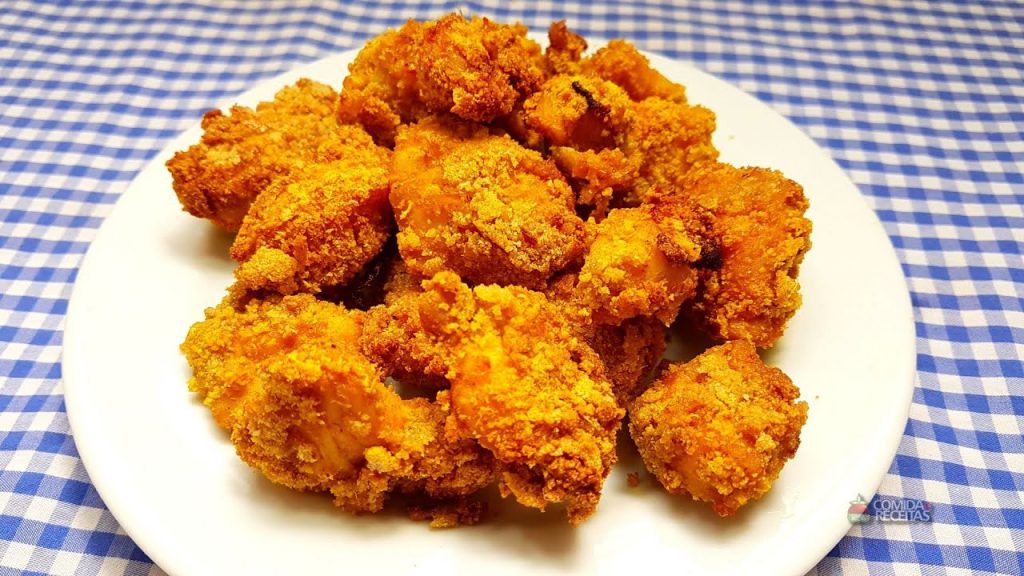 Frango empanado na airfryer crocante de um jeitinho que ninguém consegue resistir