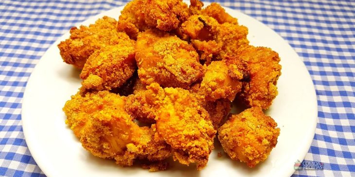 Frango empanado na airfryer crocante de um jeitinho que ninguém consegue resistir