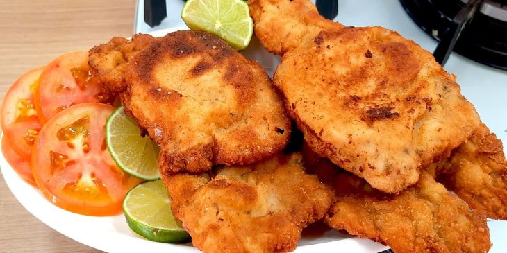 Bisteca de porco à milanesa que é um verdadeiro espetáculo de maciez e sabor