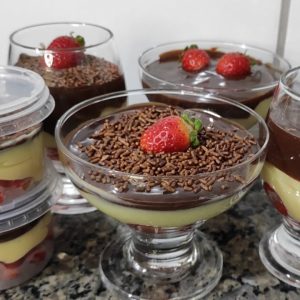 Receita de bombom de morango na taça para fazer as melhores sobremesas da vida em casa