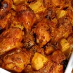 Sobrecoxa de frango assada de um jeitinho bem suculento para vocẽ se apaixonar pelo cheirinho saindo do forno