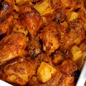 Sobrecoxa de frango assada de um jeitinho bem suculento para vocẽ se apaixonar pelo cheirinho saindo do forno