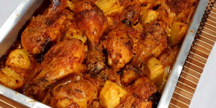 Sobrecoxa de frango assada de um jeitinho bem suculento para vocẽ se apaixonar pelo cheirinho saindo do forno