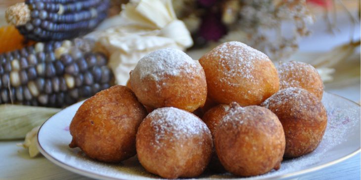 imagem com um bolinho de chuva de banana como uma das opções de lanche da tarde