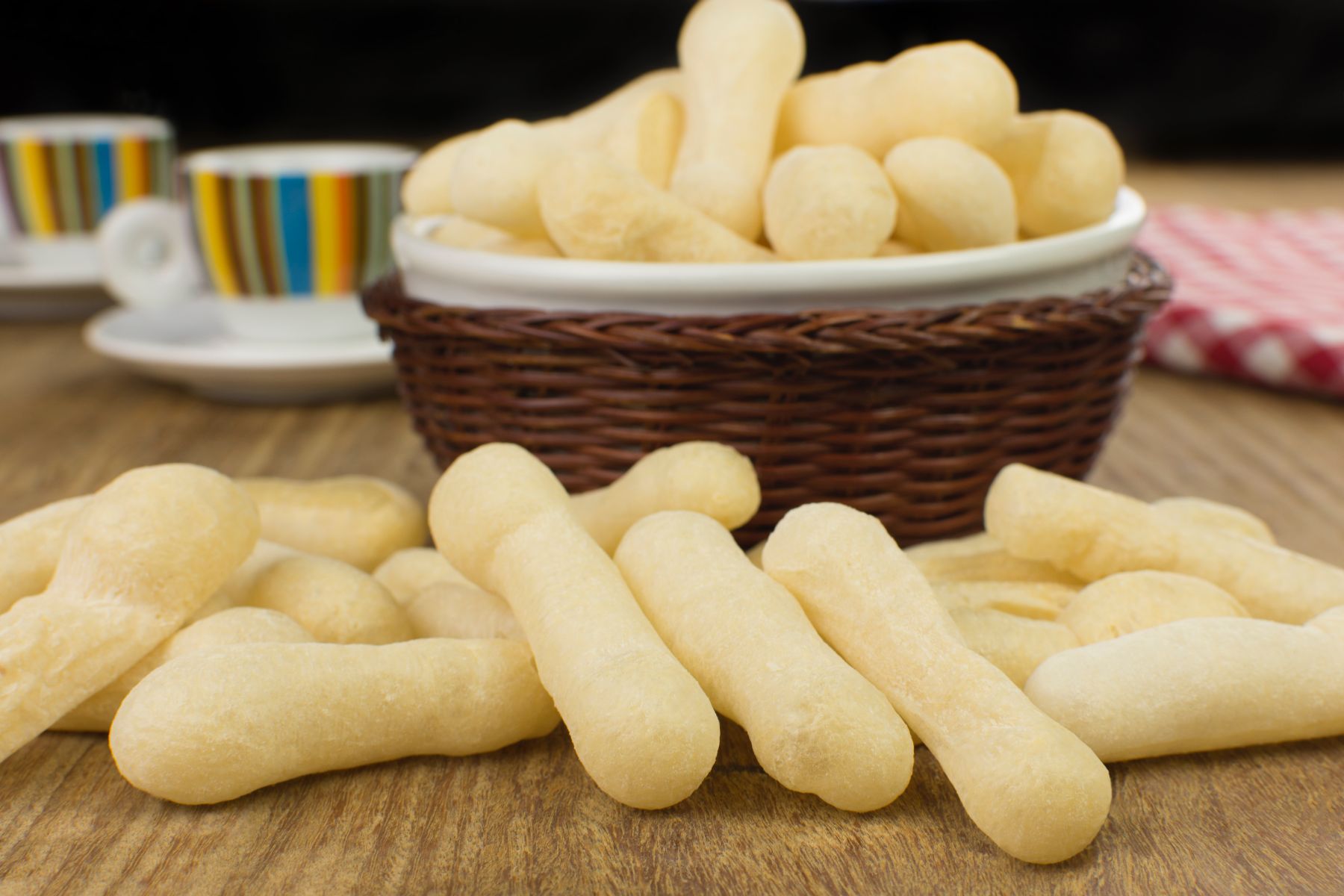 imagem com um biscoito de polvilho frito como uma das opções de lanche da tarde