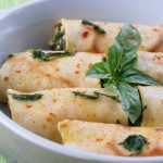 imagem com várias panquecas sobre a mesa