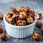 imagem com várias pipocas doce em um pote