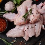 imagem com várias asinhas de frango para temperar