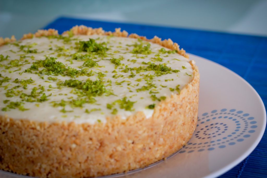 Torta de limão com massa de biscoito mega fácil de fazer e que fica mesmo uma delícia