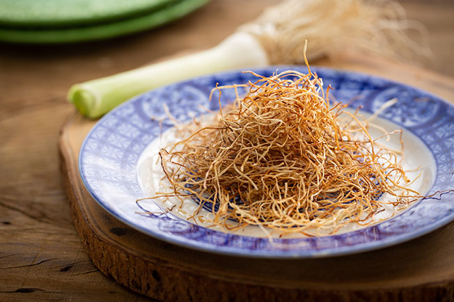 Crispy de alho poró receita que deixa ele bem crocante para acompanhar pratos