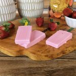 Picolé de mousse de morango: a sobremesa mais fácil do mundo pra fazer em casa