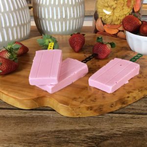 Picolé de mousse de morango: a sobremesa mais fácil do mundo pra fazer em casa