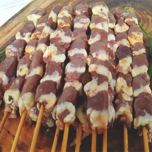 Espetinho de coração de galinha para não faltar o melhor no churrasco: truque para deixar molinho