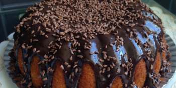 Bolo vulcão de cenoura com chocolate