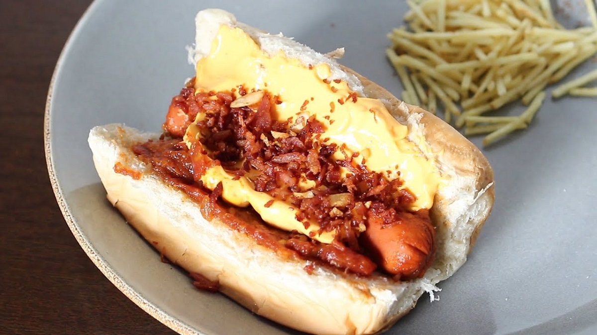 Cachorro-quente com queijo e bacon 