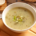 Deliciosa sopa de batata e alho-poró para esquentar sua noite hoje