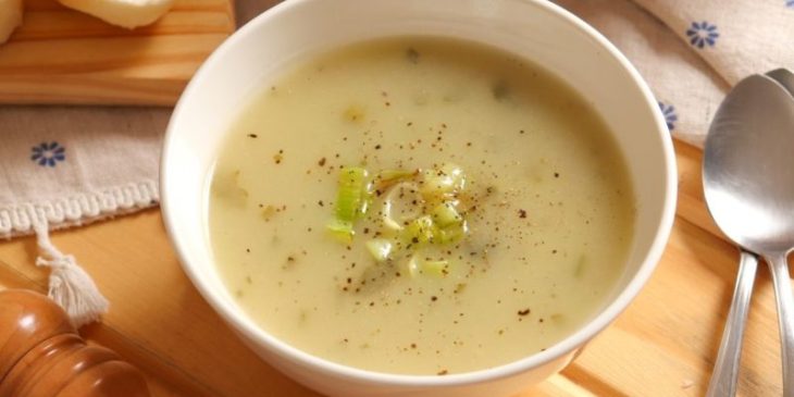 Deliciosa sopa de batata e alho-poró para esquentar sua noite hoje