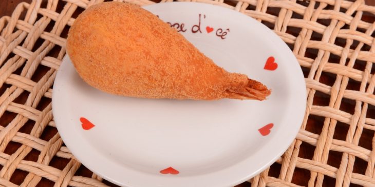 Quer variar? Arrisque nessa coxinha de camarão com catupiry e prove a melhor