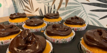 Cupcake de cenoura com cobertura de chocolate