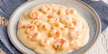 Estrogonofe de camarão com molho branco
