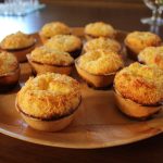 Queijadinha com queijo ralado