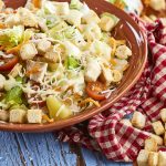 Salada de frango com croutons perfeita demais e prática de montar: você vai viciar