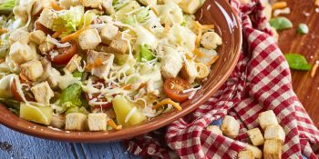 Salada de frango com croutons