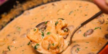 Estrogonofe de camarão com champignon