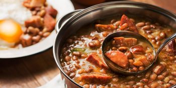 Delicioso feijão com bacon e calabresa