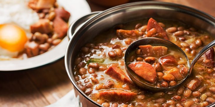 feijão com bacon e calabresa - A carne que o mundo prefere