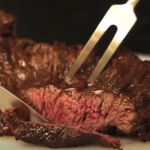 O jeito mais fácil e gostoso de fazer uma fraldinha assada na churrasqueira é dessa receita