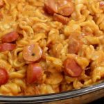 Macarrão com salsicha na panela de pressão que fica pronto em um piscar de olhos