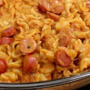 Macarrão com salsicha na panela de pressão que fica pronto em um piscar de olhos