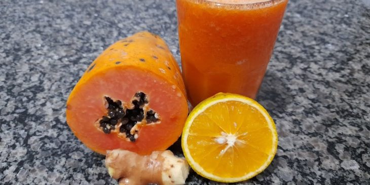 Receitinha forte de suco de mamão com limão pra quem quer uma vitamina de manhã