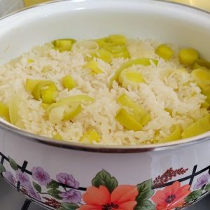 Arroz com alho poró de um jeito fácil para quem ama comida gostosa