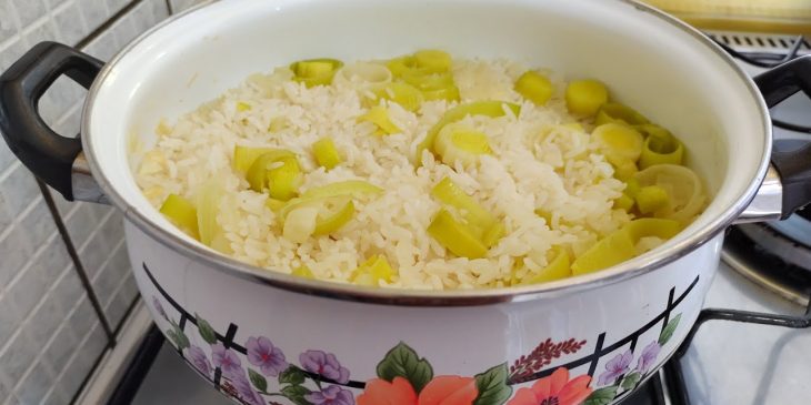 Arroz com alho poró de um jeito fácil para quem ama comida gostosa