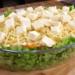 Essa salada de frango crocante é aquela sensação de acompanhamento; muito prática