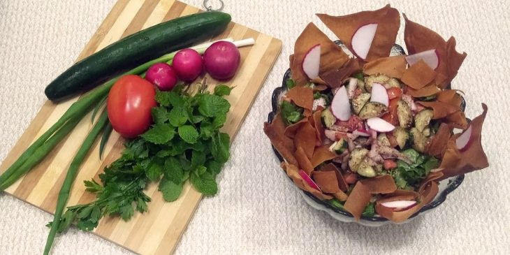 Receita de uma salada Fatuche que fica mais perfeita do que as de restaurantes