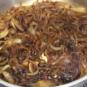 Essa cebola caramelizada com shoyu é uma versão da melhor de um jeitinho fácil e gostoso