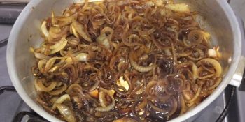 Cebola caramelizada com shoyu