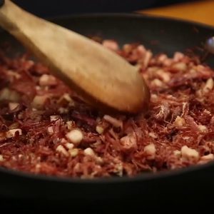 Uma farofa de charque sempre cai bem com aquela feijoada caprichada