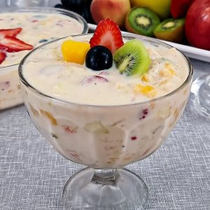 Essa salada de frutas cremosa vai refrescar o seu dia com muito sabor