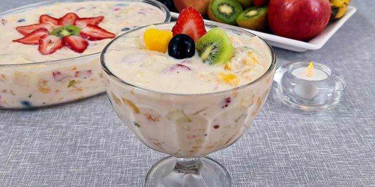 Essa salada de frutas cremosa vai refrescar o seu dia com muito sabor