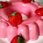 Esse flan de morango vai te encher de vontade de comer todo dia essa sobremesa